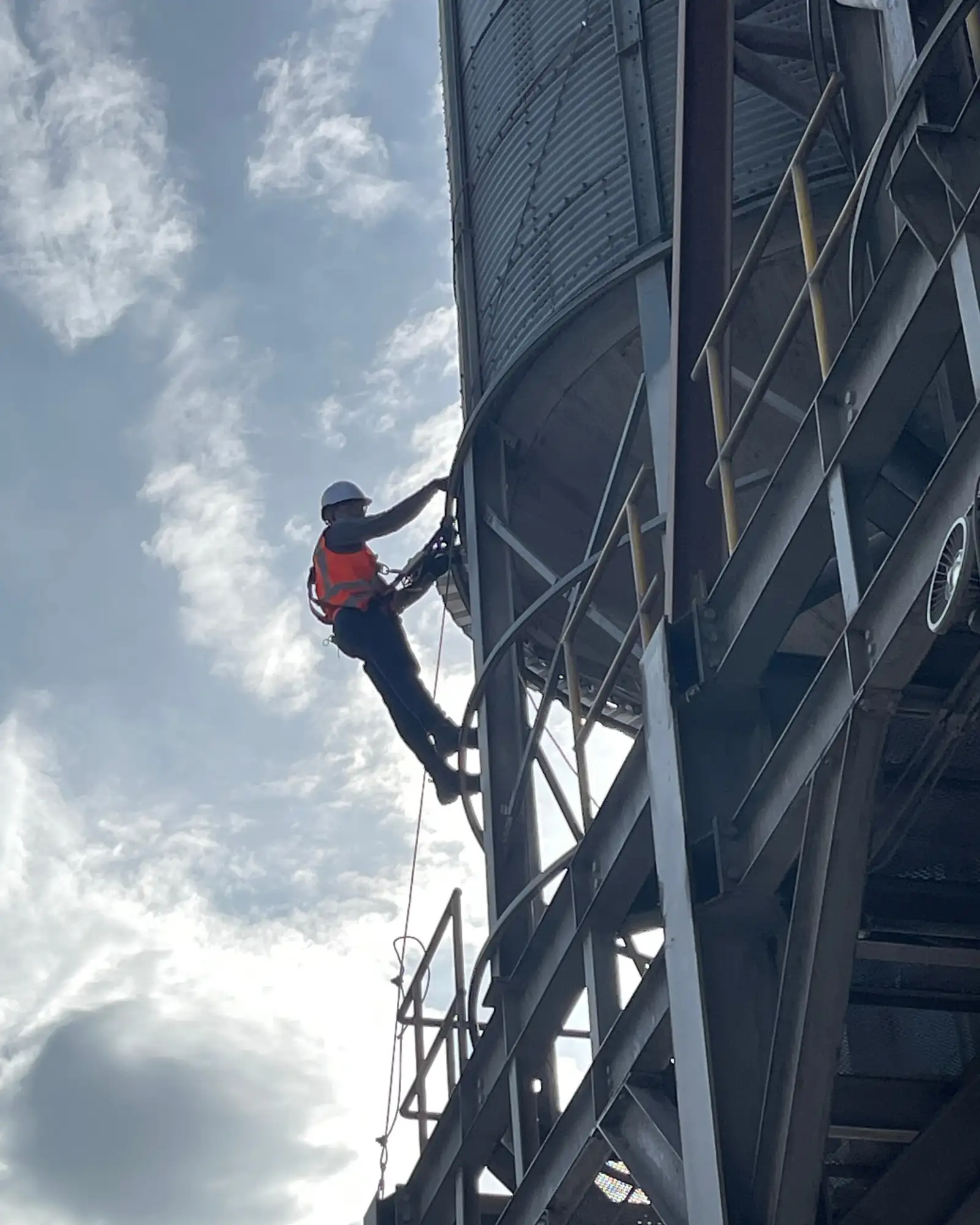 Intervención en altura sobre una estructura metálica.